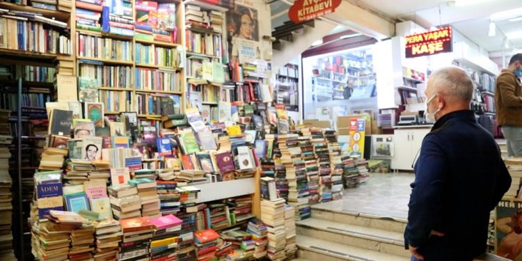 Sahaflar dijitalleşmeye yenik düştü: ‘Biz kitabından vazgeçen ile kitabı arayan arasında köprüyüz’