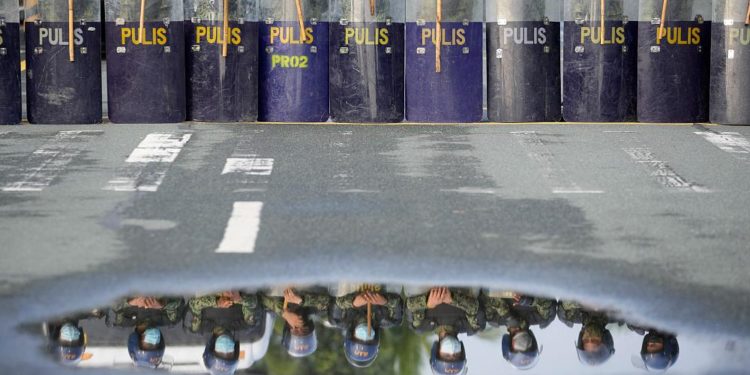 Filipinler’de 19 polis aklandı; ülkede yargısız infazların olduğunu savunanlar tepkili