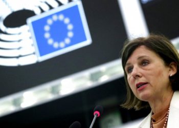 Avrupa Komiseri Jourova: AB, Polonya mahkemesinin kararına itiraz etmezse çökmeye başlar