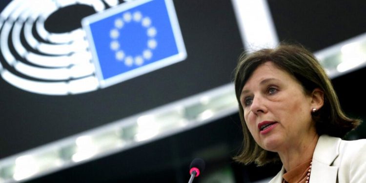 Avrupa Komiseri Jourova: AB, Polonya mahkemesinin kararına itiraz etmezse çökmeye başlar