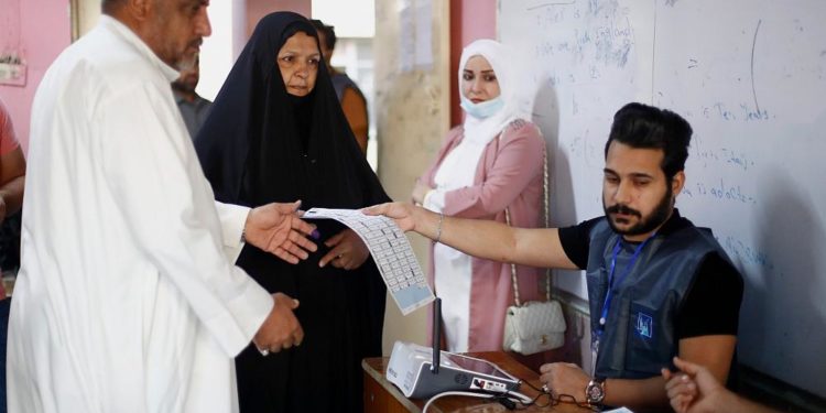 Irak’ta seçmenler, erken genel seçimler için oy kullanmaya başladı