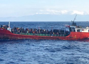 Girit Adası açıklarında Türk bandıralı yük gemisindeki 400 göçmen kurtarıldı