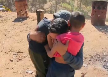 Avustralya’da üç yaşındaki çocuk, kaybolduktan 3 gün sonra ormanda su içerken bulundu