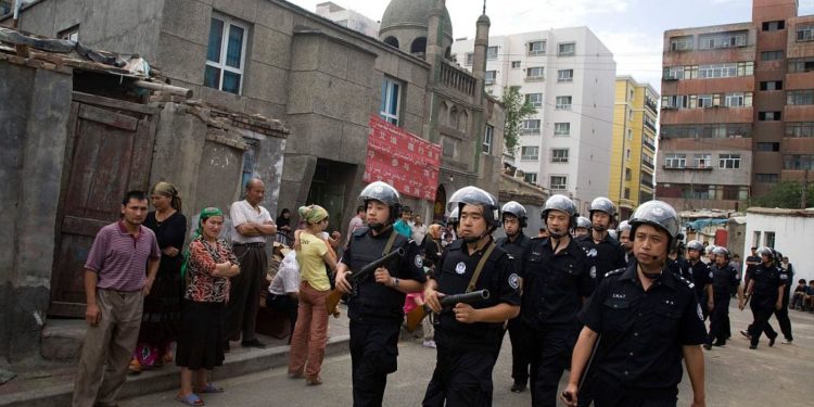 Avrupa’ya kaçan Çinli eski polis, Doğu Türkistan’da yaptıkları işkenceleri anlattı