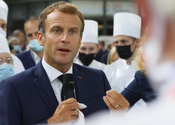 Fransa Cumhurbaşkanı Macron’a yumurtalı saldırı