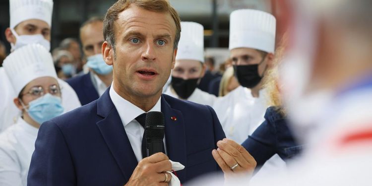 Fransa Cumhurbaşkanı Macron’a yumurtalı saldırı