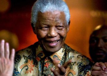 Nelson Mandela’nın renkli Madiba gömlekleri müzayedede satılacak