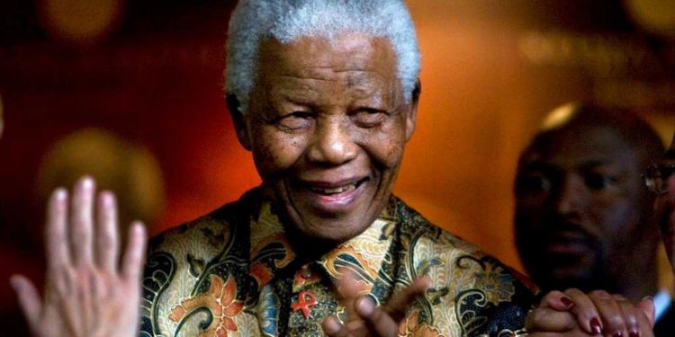 Nelson Mandela’nın renkli Madiba gömlekleri müzayedede satılacak