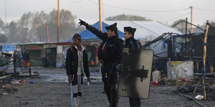 Fransız rahip göçmenlere kötü muameleye karşı açlık grevine girdi