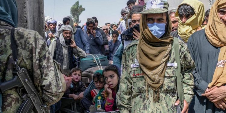 Taliban, Pakistan sınırında Afganların ülkeden kaçmalarını engelliyor