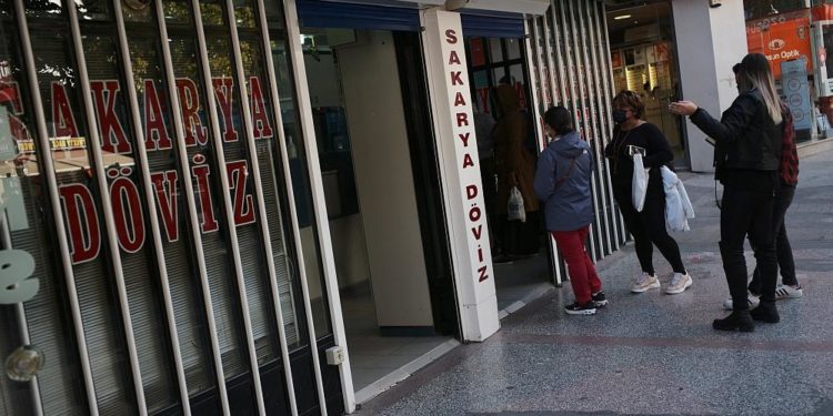Asya piyasalarında Dolar, TL karşısında 9.75 seviyesine çıktı