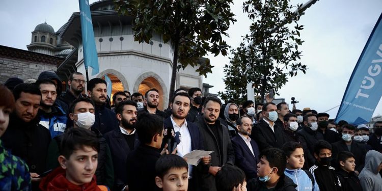 Kadrolaşma suçlamalarının hedefindeki TÜGVA’dan Türkiye genelinde cami önlerinde açıklama