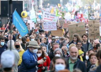 Brüksel’de binlerce kişi Glasgow zirvesi öncesinde iklim değişikliği için yürüdü