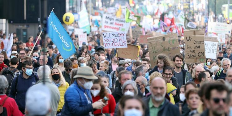 Brüksel’de binlerce kişi Glasgow zirvesi öncesinde iklim değişikliği için yürüdü