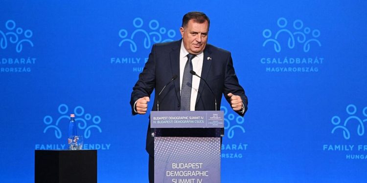 Sırplar, Bosna-Hersek’in askeri, adli ve mali yönetiminden çekilme tehdidinde bulundu