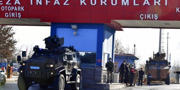 Çıplak arama iddialarına yazılı cevap: Maddelerle arama nasıl yapılıyor ?