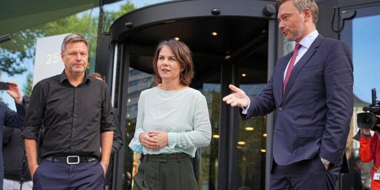 Almanya’da Yeşiller ve FDP, hükümeti kurma görüşmeleri için bir araya geldi