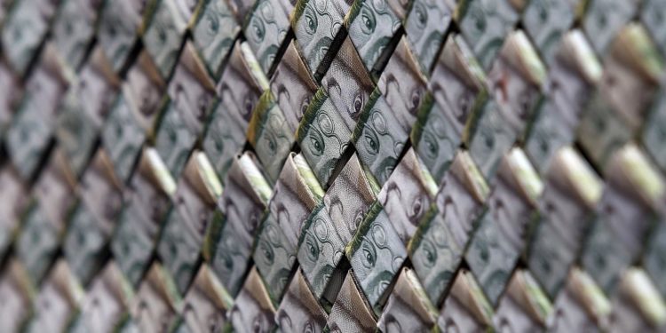 Dünyanın en yüksek enflasyonuna sahip Venezuela, para birimi bolivardan 6 sıfır sildi