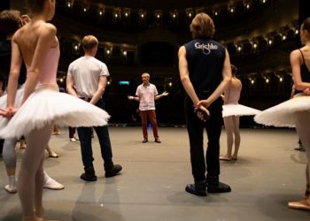 Bolşoy Bale Grubunun erkek dansçısı, sahnede üzerine dekor düşmesi sonucu hayatını kaybetti