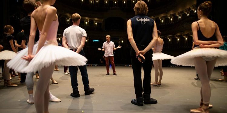 Bolşoy Bale Grubunun erkek dansçısı, sahnede üzerine dekor düşmesi sonucu hayatını kaybetti