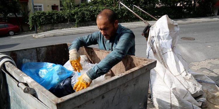 Bir atık kağıt işçisi anlatıyor: Bu işin heveslisi değiliz, uyuşturucu kaçakçısı muamelesi yapılıyor