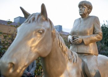 Angela Merkel’in at üstünde heykeli yapıldı