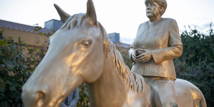 Angela Merkel’in at üstünde heykeli yapıldı