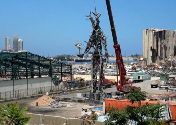 Lübnanlı sanatçı Karam, Beyrut limanı patlaması yıl dönümünde kalıntılar ile heykel inşa ediyor