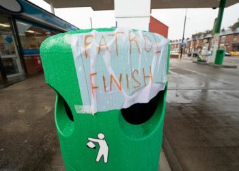 İngiliz ordusuna bağlı tanker sürücüleri, akaryakıt dağıtımına yardım etmek için hazır bekletiliyor