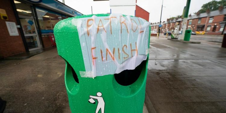 İngiliz ordusuna bağlı tanker sürücüleri, akaryakıt dağıtımına yardım etmek için hazır bekletiliyor