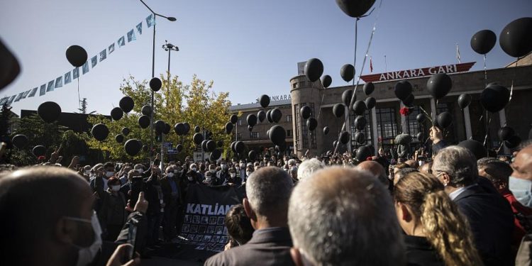 Ankara Garı saldırısında hayatını kaybedenler anıldı, polis 22 kişiyi gözaltına aldı