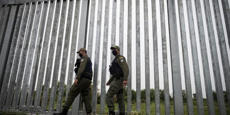 Afganistan’dan gelecek göç dalgasından korkan Yunanistan, sınır muhafızlarının sayısını artırdı