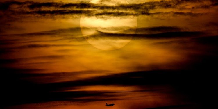 İklim krizi: Almanya, çevre dostu sentetik uçak yakıtı için ilk tesisi kurdu