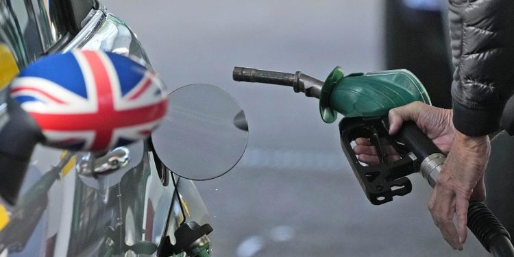 İngiltere’de tır sürücüsü eksikliği krize dönüşünce ordu devreye girdi