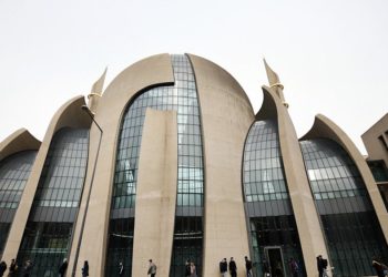 Köln’de camilerdeki cuma ezanının hoparlör aracılığıyla dışarıya yayımlanmasına izin verildi