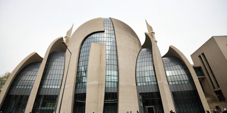 Köln’de camilerdeki cuma ezanının hoparlör aracılığıyla dışarıya yayımlanmasına izin verildi