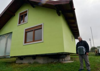 Video: Eşinin sürekli ‘değişim talebinden bıkan’ Bosnalı adam, 360 derece dönen ev yaptı