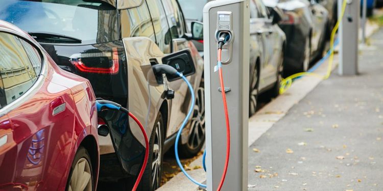 Dünyanın en hızlı elektrikli araç şarj cihazı üretildi; bataryalar 15 dakikada dolacak
