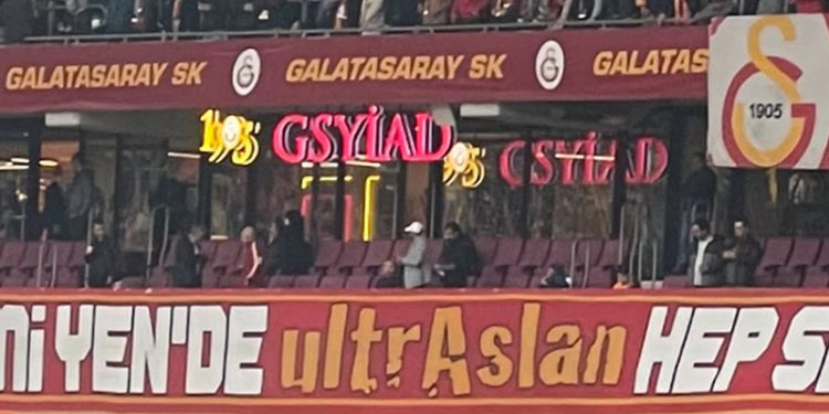 1905 GSYİAD, tepki çeken tabelayı locadan kaldıracağını açıkladı