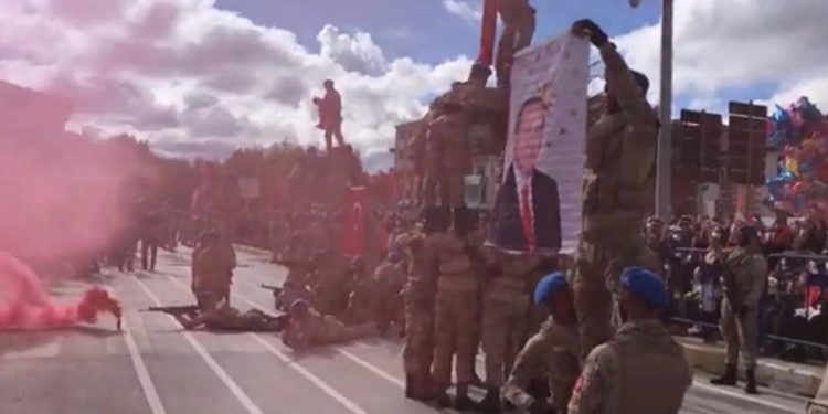 29 Ekim kutlamasında AKP’li Cumhurbaşkanı Erdoğan’ın fotoğrafı açıldı