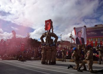 29 Ekim töreninde askerler Erdoğan posteri açtı
