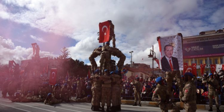 29 Ekim töreninde askerler Erdoğan posteri açtı