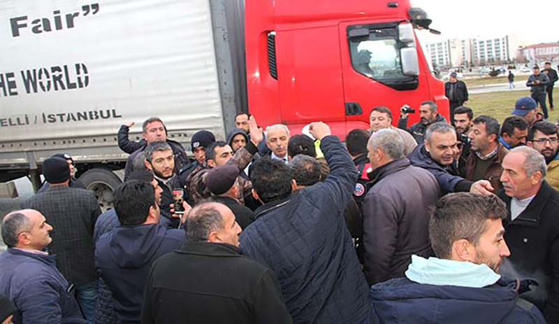 800 kamyon şoförü kontak kapattı: Sadece hak ettiğimizi istiyoruz