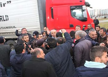 800 kamyon şoförü kontak kapattı: Sadece hak ettiğimizi istiyoruz