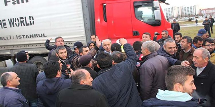 800 kamyon şoförü kontak kapattı: Sadece hak ettiğimizi istiyoruz