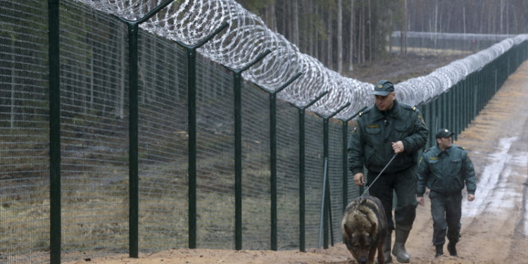 AB, göçmenleri engellemek için sınırlarına duvar ya da dikenli tel için fon sağlamayacak