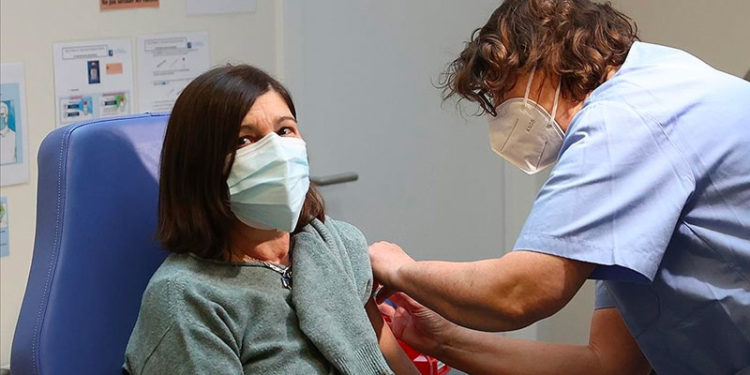 AB'de Covid-19'a karşı tam aşılanan yetişkin nüfusun oranı yüzde 75'i geçti