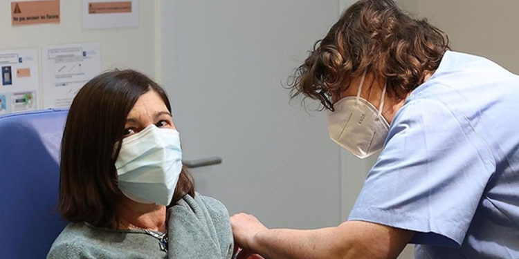 AB'de Kovid-19'a karşı tam aşılanan yetişkin nüfusun oranı yüzde 75'i geçti