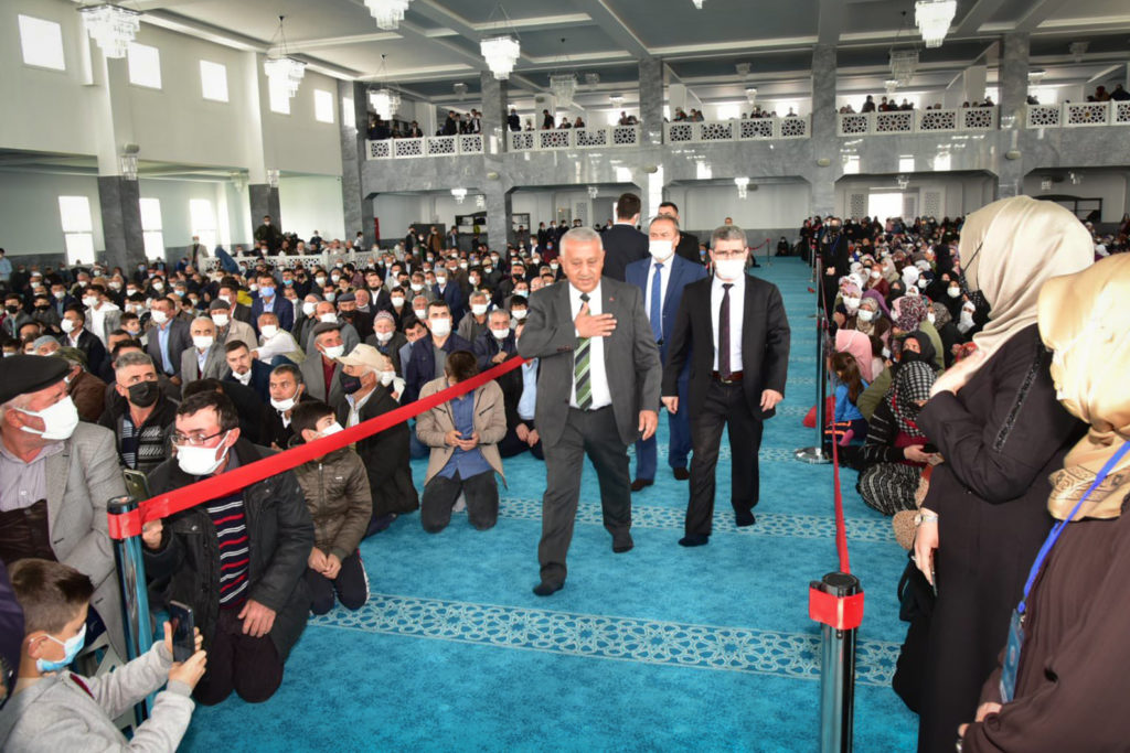 AKP’li başkan için camide ‘protokol yolu’ ve altın varaklı koltuklar