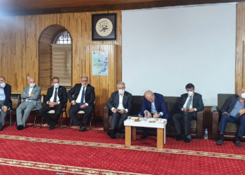 AKP camide protokolü yaygınlaştırıyor: Mihrap önüne koltuk dizip ilçenin sorunlarını görüştüler